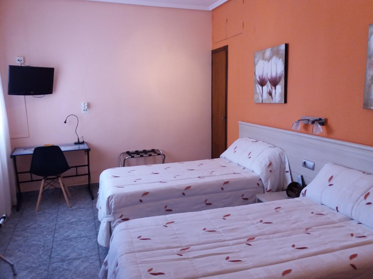 Hostal La Pilarica Paterna Esterno foto