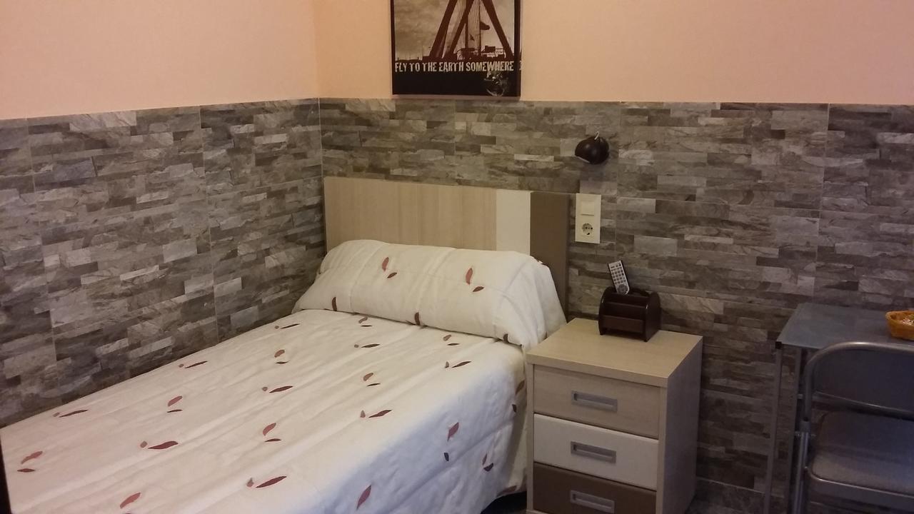 Hostal La Pilarica Paterna Esterno foto