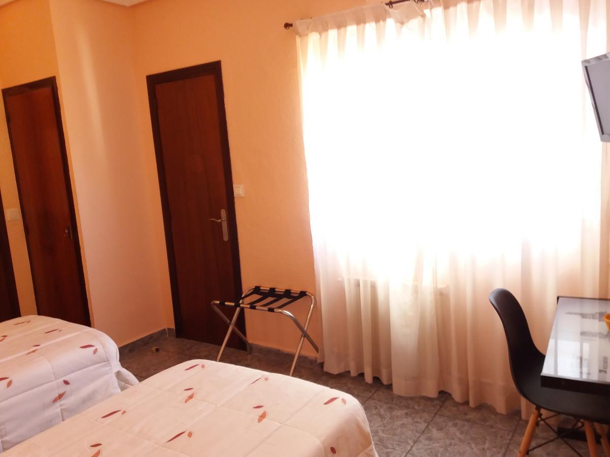 Hostal La Pilarica Paterna Esterno foto